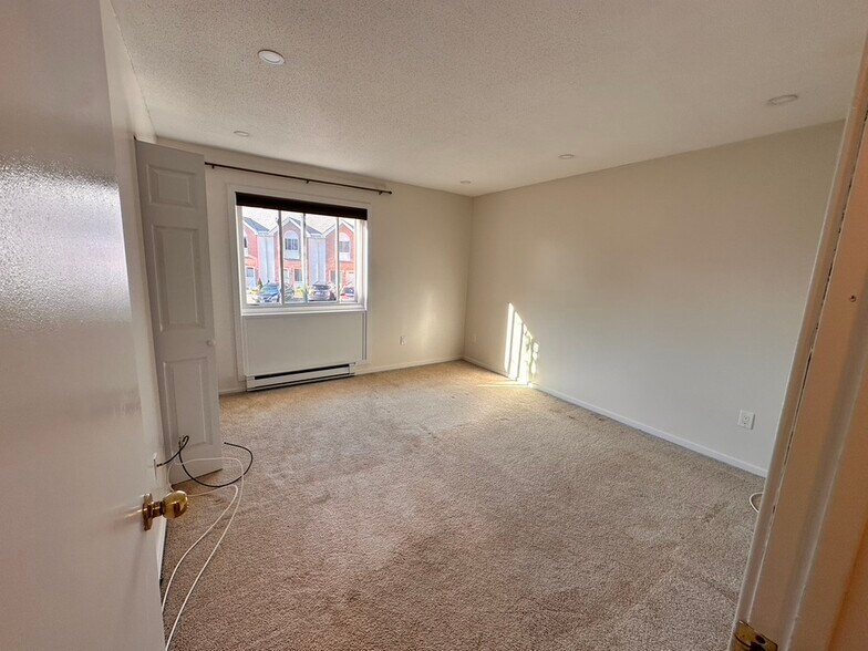 Building Photo - 585 Park Rd