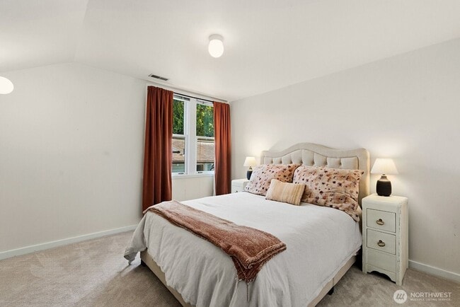 Building Photo - Spacious Ravenna Craftsman!