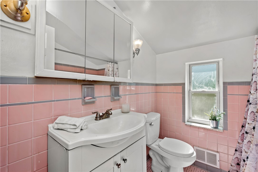 2nd Fl Bathroom - 1492 Prospect Rd