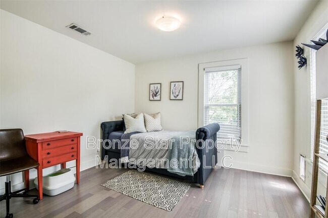 Building Photo - 816 Cristler Ave