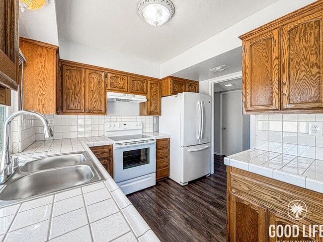 Building Photo - Stunning 3BD/2.5BA Townhouse in El Cajon W/ Central A/C, W/D, 2 Balconies, & Community Pool/Spa!