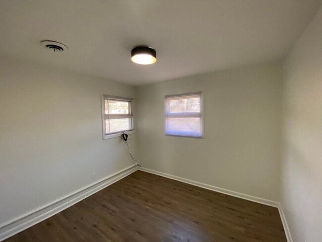 Building Photo - Charming 3 Bedroom House in Quite Neighborhood