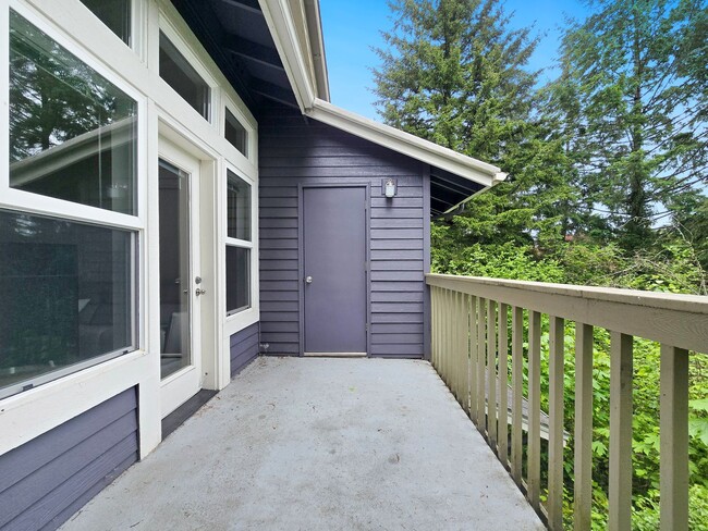 Building Photo - Spacious 3-Bed, 3-Bath Home with Lower Level Bedrooms, Patio, and Garage Near Factoria Mall & Dow...