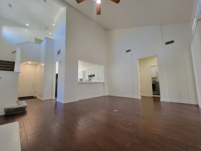 Building Photo - 3 bedroom 2.5 bathroom in desirable NW Visalia Bella Sera gated community!