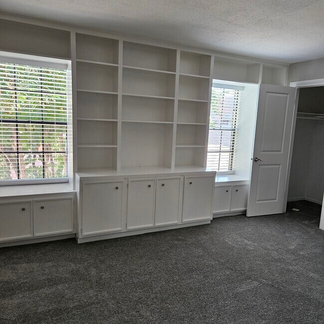 Building Photo - 712 Augusta Dr