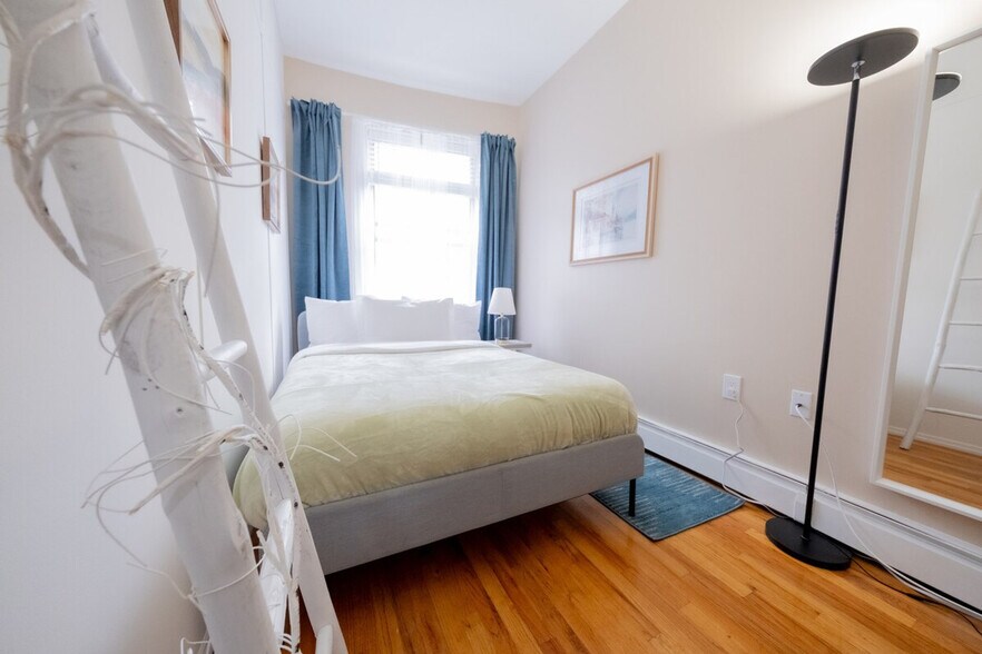 Building Photo - 240 W 112th St