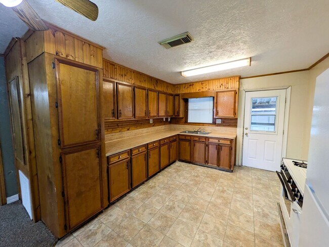 Building Photo - 3801 Stuart Ave