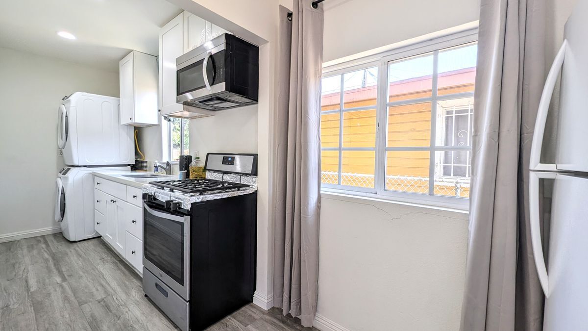 Building Photo - 1293 1/2 W 37th Dr