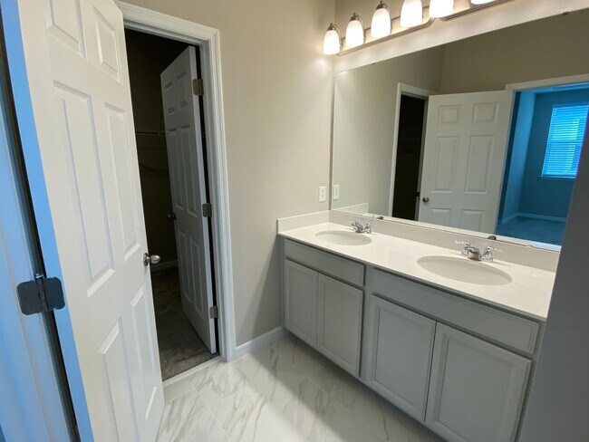 Building Photo - 4/2/5 Winter Garden Townhouse