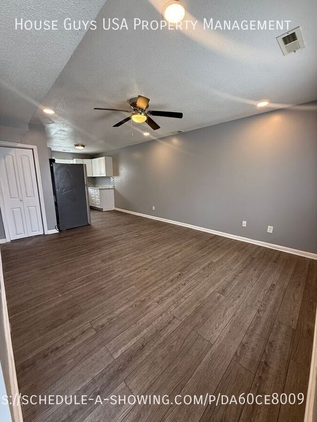 Building Photo - 3205 E 20th St