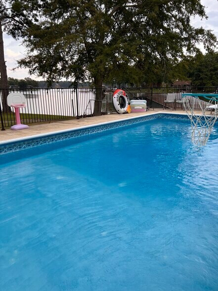 Building Photo - 122 Tucker Dr