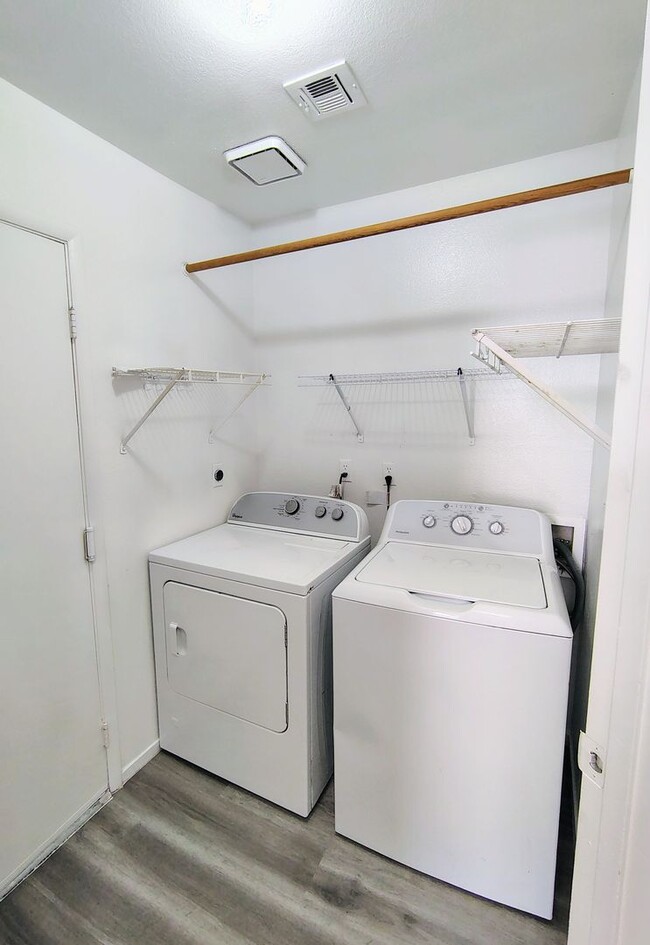 Building Photo - The Lakes Single Story!