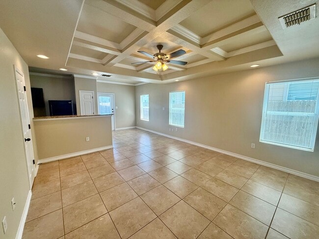 Building Photo - Beautiful 3 BR, 2.5 bath townhome located in the Judson School District