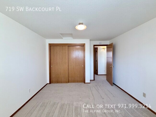 Building Photo - 719 SW Backcourt Pl