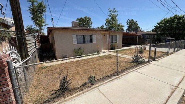 Building Photo - 3 bedroom 1 bathroom house located near E. California Ave/ Mt Vernon Ave
