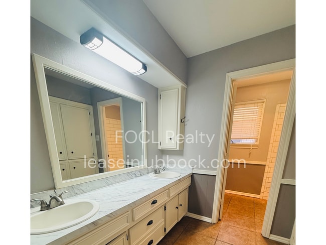 Building Photo - Updated and cozy 3/2/2