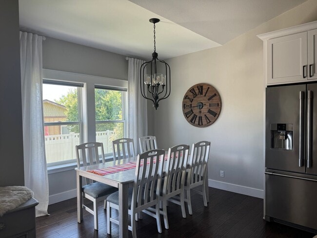 Building Photo - Stunning 6-Bedroom, 3-Bath Home in Prime L...