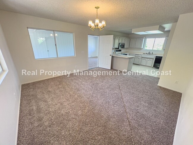 Building Photo - AVAILABLE NOW - Spacious Country Home in S...