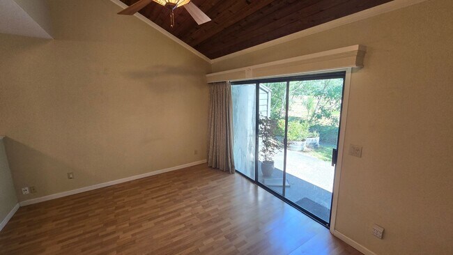 Building Photo - 8341 Valley View Ct