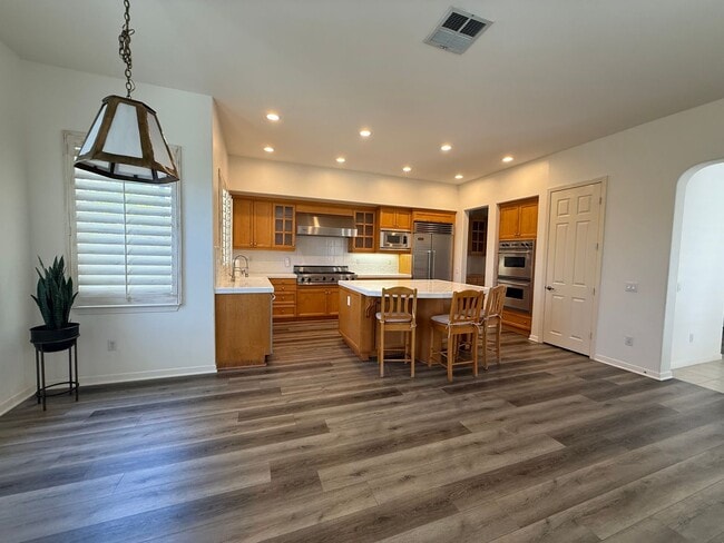 Building Photo - 4 bed, 3 1/2 bath beautiful home Wood Ranc...