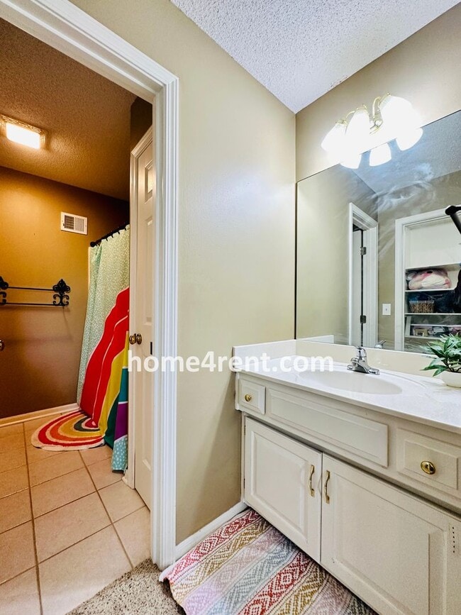 Building Photo - Beautiful Four Bedroom Home in a Quiet Neighborhood w/ an Updated Kitchen, Wood Floors, and a Fin...