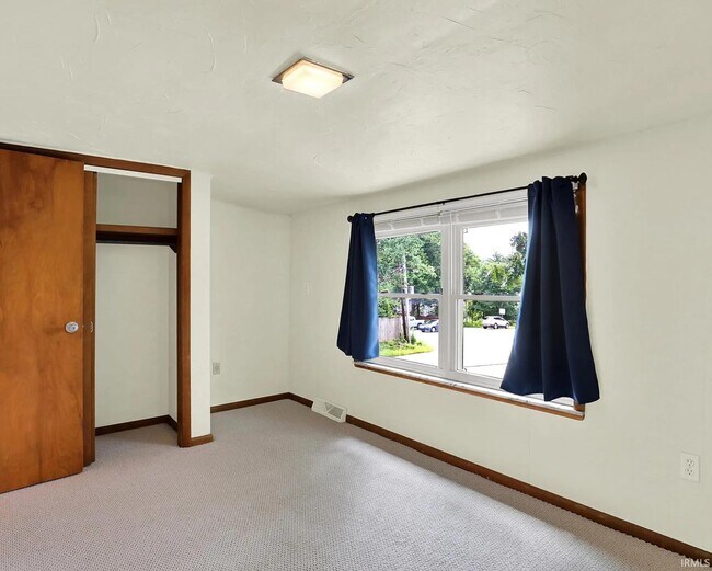 Building Photo - 916 E Maxwell Ln