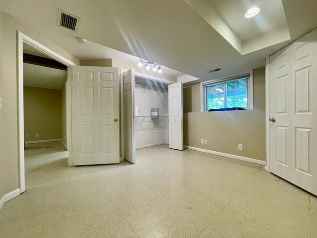 Building Photo - 517 Willow Way