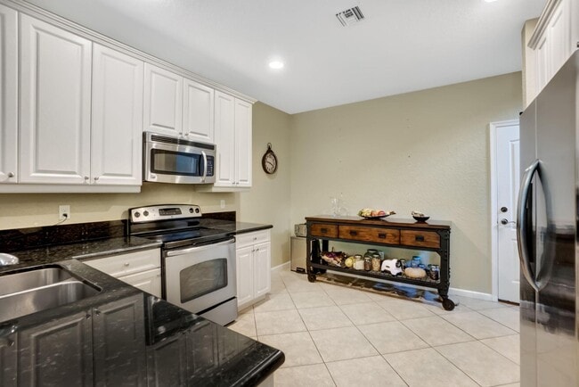 Building Photo - 117 E Prive Cir