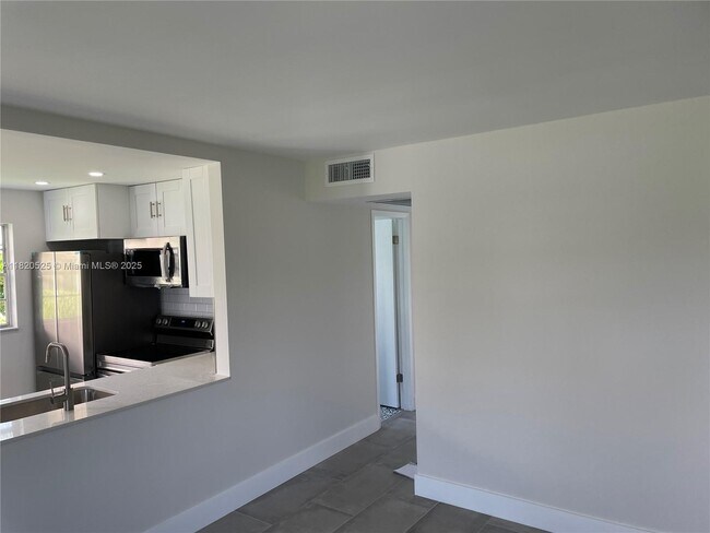 Building Photo - 136 Brighton D