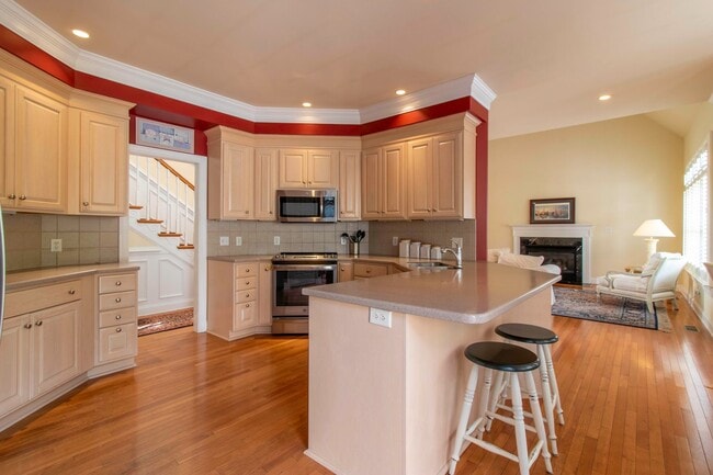 Building Photo - SHORT TERM - FURNISHED OR UNFURNISHED - SINGLE FAMILY - RBYCC