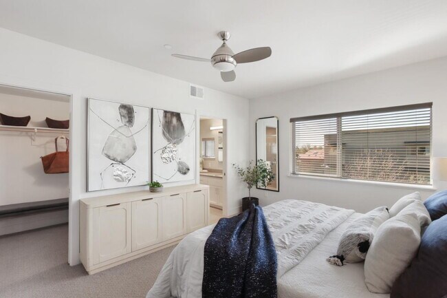 Building Photo - Gorgeous townhouse