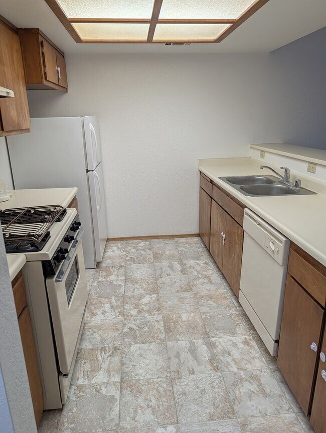 Building Photo - Newly remodeled Townhouse