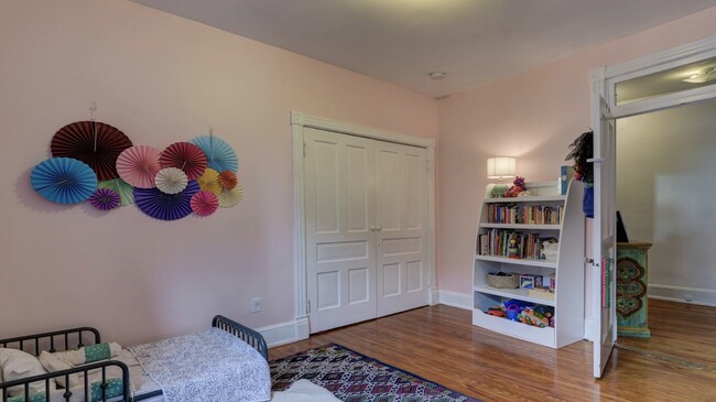 Building Photo - 7106 Maple Ave