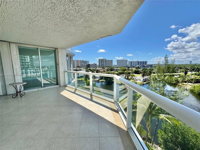 Building Photo - 16500 Collins Ave