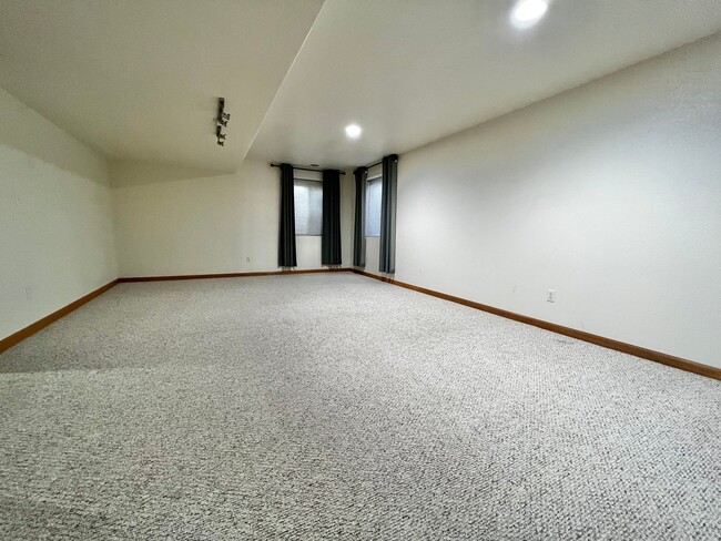 Building Photo - Stunning 4-Bedroom, 4-Bathroom Home in Sou...