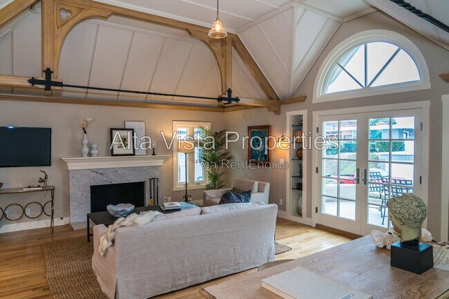 Building Photo - 5606 Dolphin Pl