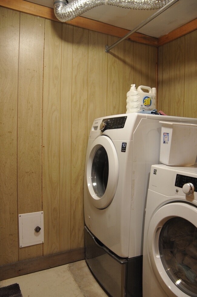 Building Photo - Basement Apartment, 2 bed 1 bath close to Food Trucks on Best