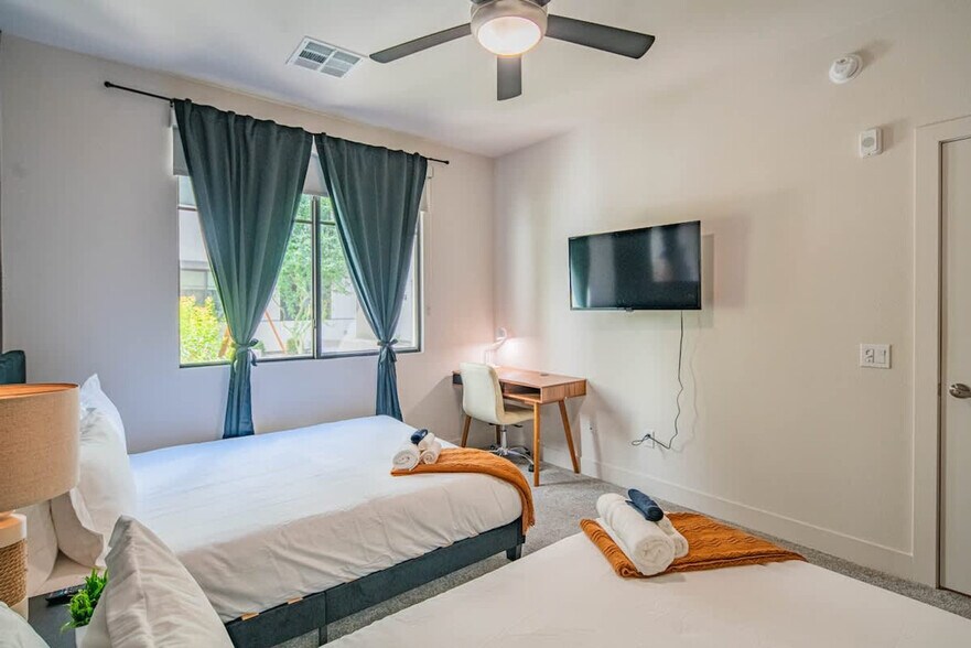 Building Photo - 15501 N Dial Blvd