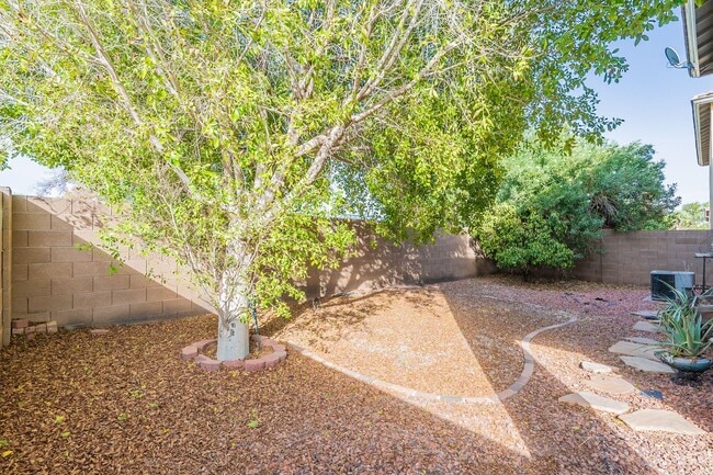 Building Photo - AVAILABLE JULY - Three Bedrooms + Loft!