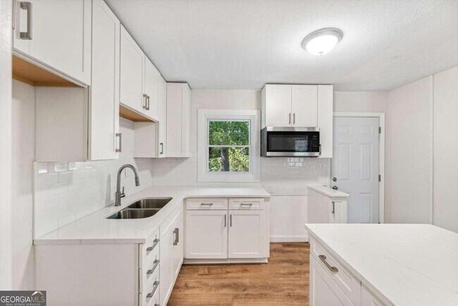 Building Photo - 2905 Gresham Rd S E