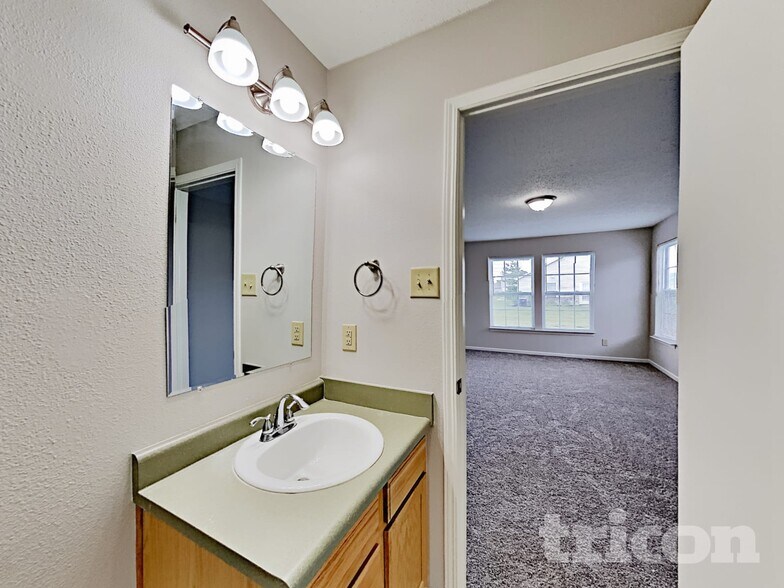 Building Photo - 746 Streamside Dr