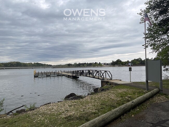 Building Photo - Beautiful Lake Front Property!