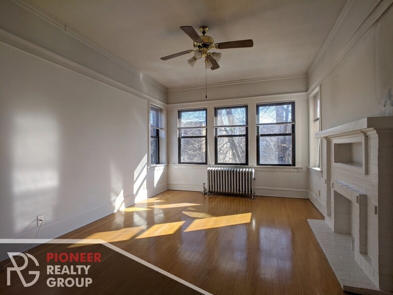 Building Photo - 1448 W Cornelia Ave