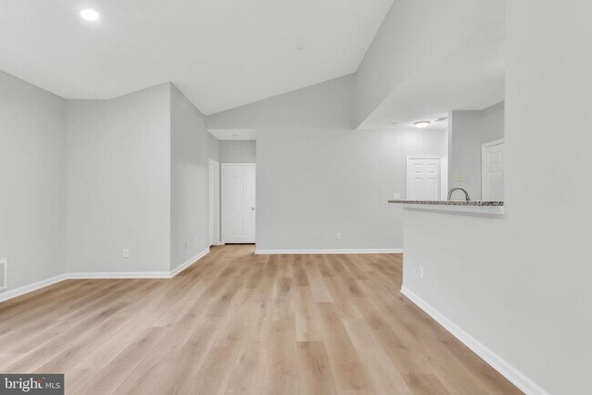 Building Photo - 1701 Lake Shore Crest Dr