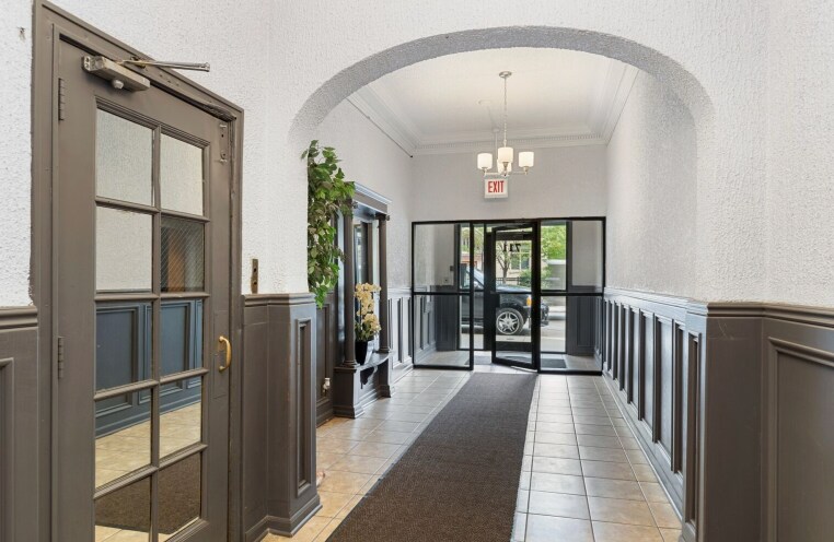 Building Photo - 711 W Belmont Ave