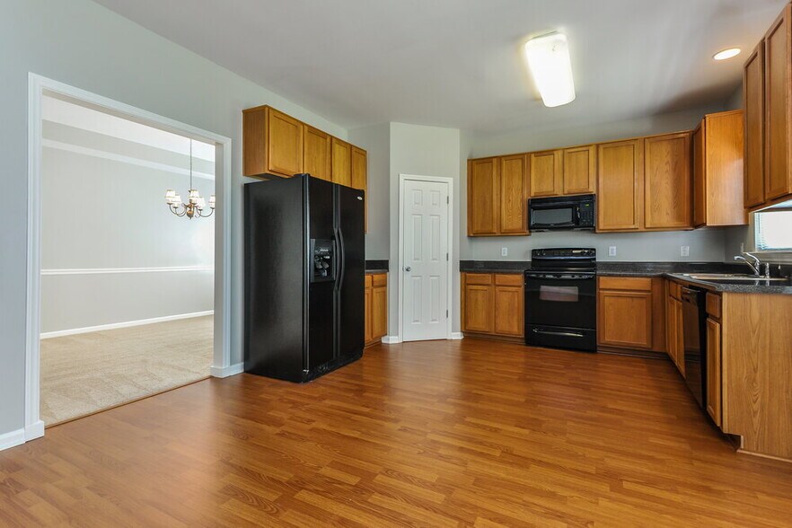 Building Photo - 804 Red Oak Tree Dr