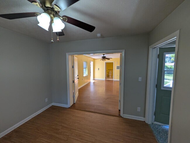 Building Photo - 2834 Woodland Dr