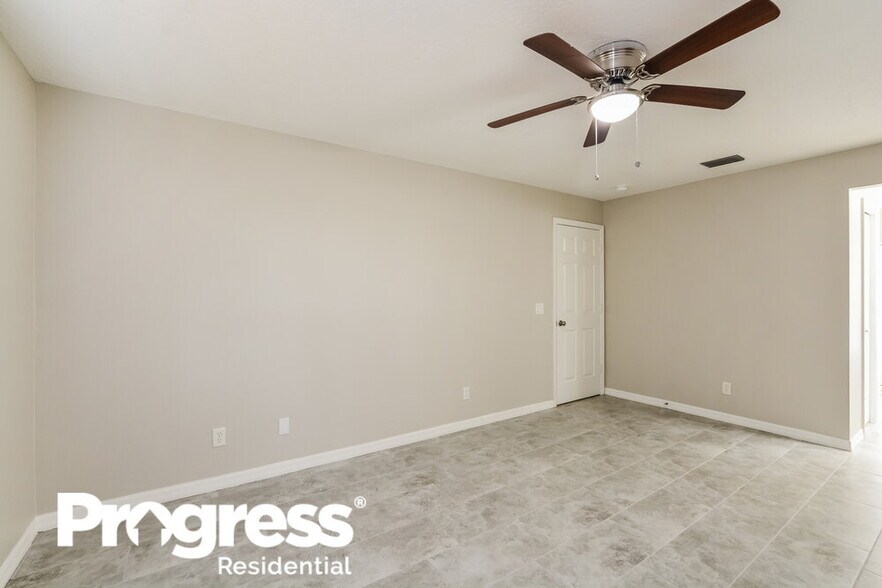 Building Photo - 909 Vassar Dr