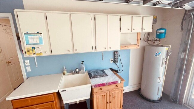 Building Photo - 1829 SW Hickock Terrace