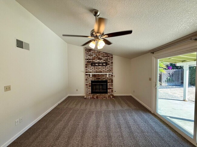 Building Photo - Single story home in established neighborhood!